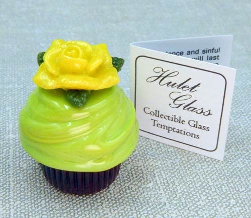 Click to view detail for HG-201 Mini-Cupcake with Yellow Rose $63